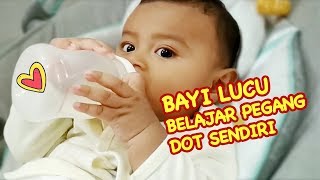 Bayi Lucu Belajar Pegang Dot Sendiri🍼Bayi Minum Susu Sendiri [upl. by Milson]