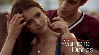 Diários De Um Vampiro 1x3 Stefan Da Um Colar A Elena Dublado HD [upl. by Amikay62]