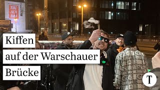 Kiffen auf der Warschauer Brücke in Berlin – Menschen feiern Legalisierung  Cannabislegalisierung [upl. by Lekzehcey]