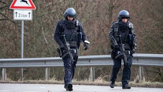 Zwei Polizisten bei Verkehrskontrolle in RheinlandPfalz erschossen [upl. by Bocoj]