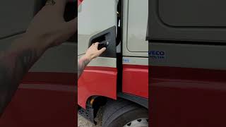 Iveco Stralis se AUDE PORTIERA ca la BMW camion shorts trending soferdetir [upl. by Minnaminnie242]