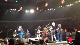 Pearl Jam with St Vincent amp Carrie Brownstein quotRITFWquotPartial DallasTX 111513 [upl. by Tommi]