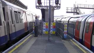 Both Metropoltian amp Jubilee Lines Departing Finchley Road at the Same Time [upl. by Eylloh]