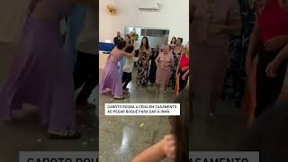 Garoto rouba a cena em casamento ao pegar buquê para dar à irmã shorts [upl. by Assen487]