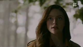 Legacies 1x04  Lizzie Josie amp Hope tuent lArachnée VF [upl. by Annim]