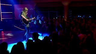 Taylor Swift  Gorgeous feat the crowd acoustic live [upl. by Kciv21]