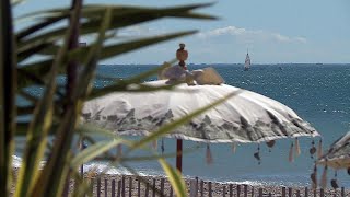 Hérault  les paillotes rouvrent sur les plages et les clients sont là [upl. by Carri]