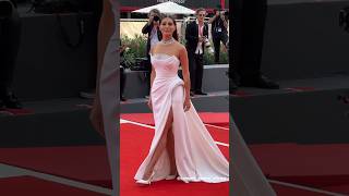 Caterina Murino lancia un messaggio a favore degli animali dal red carpet di Venezia [upl. by Adalia949]