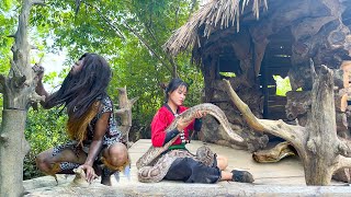 Survival Skills Are Amazing Girl Tames Giant Python Living With Indigenous Tribe  Mountain  VN [upl. by Ynohtnaluap585]