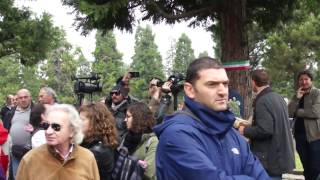 Milano 25 Aprile tensioni tra ultradestra e Anpi al Cimitero Maggiore [upl. by Barnes]