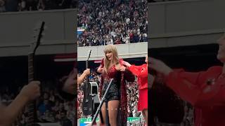 Taylor Swifts Quick Break Between Songs – Must Watch taylorswift shorts [upl. by Libb681]