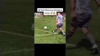 Ni Toni Kroos se atrevió a tanto 😱⚽ skills sports deportes soccer futbol [upl. by Assirat]