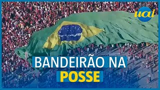 Público abre bandeirão do Brasil na posse de Lula [upl. by Teevens]