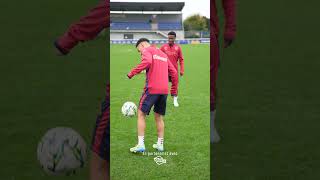 Contrôle de balle avec le pied au sol 👌 vous maitrisez  smcaen shortsfootball football [upl. by Willabella]