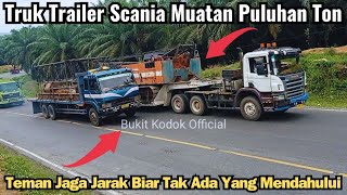 Truk Trailer Ini Muatan Puluhan Ton Teman Di Samping Agar Tak Ada Truk Yang Mendahului Truk Trailer [upl. by Hermine]