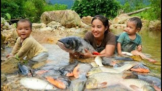 Single mother How to catch giant fish ponds on hot days to sell at the market cooking with children [upl. by Romeon448]