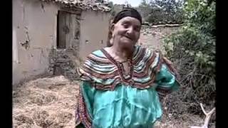 Une Algérienne KABYLE chante un NACHIDD WATANI [upl. by Niven]