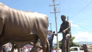 MONUMENTO DE YUNTA DE BUEYES CON ARADO EN ENTRADA DE VILLAFLORES [upl. by Robma]