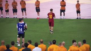 Il saluto finale del Capitano Francesco Totti al termine di Roma  Genoa 28 maggio 2017 [upl. by Hesketh794]