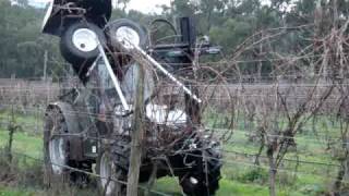 Langlois Vine Stripper with optional Feeder Rods  TATURA ENGINEERING  0408241998 [upl. by Lloyd]