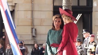 Máxima y Letizia opuestas pero complementarias en el recibimiento a los Reyes en Holanda [upl. by Dlaner221]