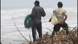 Pesca extrema en aguas agitadas Mira la técnica de estos Grandes Pescadores [upl. by Yenttirb]