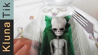 KLUNA Eating a LIVING ALIEN Kluna Tik Dinner 24  ASMR eating sounds no talk [upl. by Aleibarg]