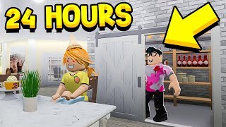 I HID FOR 24 HOURS IN MY SISTERS MANSION Roblox Bloxburg [upl. by Eneloc]