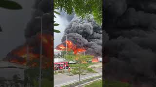 kilang terbakar tgh hari tdi dekat JB everyone news allahuakbar [upl. by Zurkow]