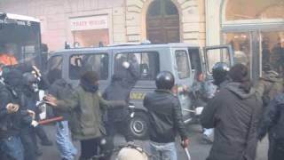 Assalto Guardia di Finanza e carica Via del Corso  Roma [upl. by Jonina]