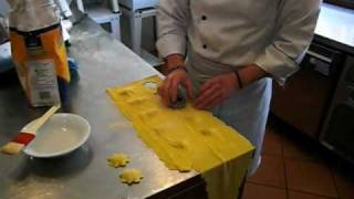 PREPARAZIONE RAVIOLI [upl. by Erreipnaej]