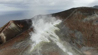 Vulcano immagini aeree fumarole Cratere della Fossa livelli gas rimangono alti secondo INGV [upl. by Fidellia]