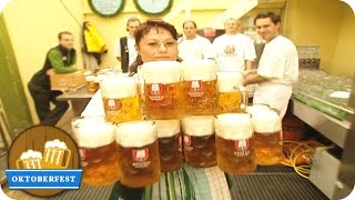 Weltrekord Frau trägt 18 Maß Bier  Oktoberfest München [upl. by Weiser]