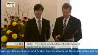 Jogi Löw erhält das Bundesverdienstkreuz 2010 [upl. by Yesmar]