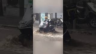 Pengendara Mobil Tolong Ibu Kurir di Tengah Banjir [upl. by Llenrub485]