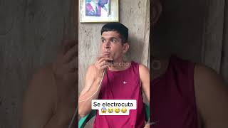 SE ELECTROCUTA 😅😂 humor risas funny [upl. by Lounge]