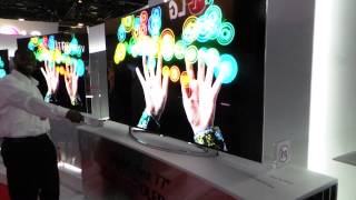 Televisión flexible de LG que se dobla en CES 2014 [upl. by Aivekal957]