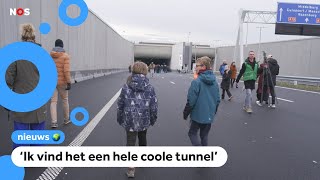 Hier mogen mensen even over de snelweg lopen Gaaf [upl. by Ssenav]