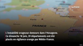 Météo  un temps orageux 39 départements placés en vigilance orange [upl. by Ynnohj251]