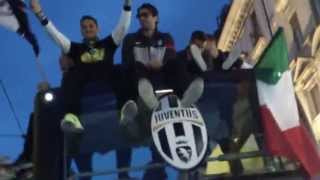 Festa della Juventus sul pullman per il 31° scudetto Gigi Buffon e Bonuccimp4 [upl. by Onfroi989]