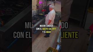 Nunca echar agua en aceite caliente ⚠️ • arrozydesgracias twitch cocina ayd seguridad [upl. by Dorsman506]