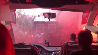 La salida desde dentro del autobús del Sevilla FC en el Derbi [upl. by Elyac]