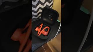 What to do when one earbud of powerbeats pro is not charging [upl. by Konrad]