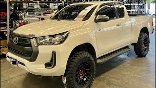 HILUX 2023  LLANTAS ATTURO MT  SUSPENSION DOBINSONS 35  RÍNES TRD  BOTAGUAS  REMOLQUE [upl. by Auqinaj969]