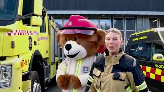 Brannbamsen Bjørnis og Anniken viser frem brannbilene på brannstasjonen 🐻🚒 [upl. by Ikilisav]