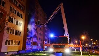 Požár bytu s evakuací a záchranou osob hasiči Ostrava ul Varenská 2142017 [upl. by Howenstein]