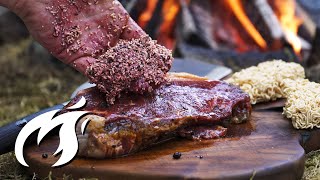 Wie du dein Steak mit Instant Ramen Nudeln panierst und mitten im Wald grillst ASMR 🔥🔥 [upl. by Zandra]