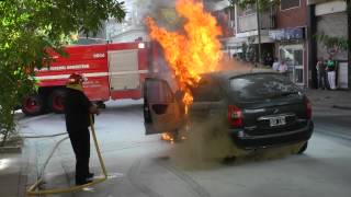 incendio de un auto y bomberos [upl. by Johnette]