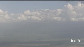 Tanzanie  sommet du Kilimandjaro dans les nuages [upl. by Attiuqehs]