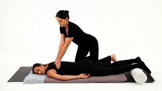 How to Give a Spinal Massage  Shiatsu Massage [upl. by Etireuqram]